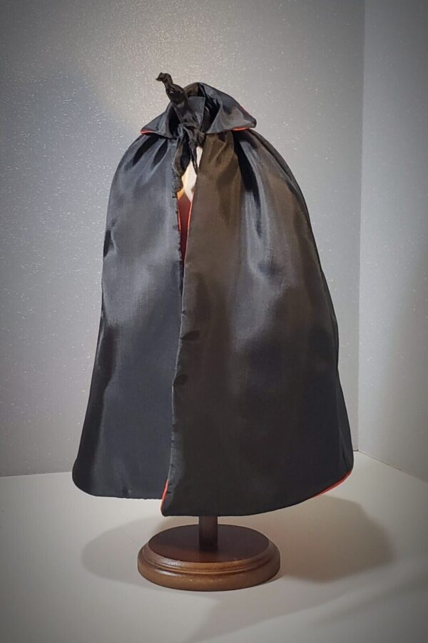 Two-sided Halloween Vampire cape for 1/6 scale fashion dolls - Image 3